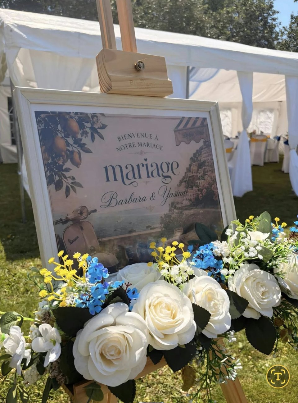 Panneau de bienvenue de mariage et fleurs blanches et bleues