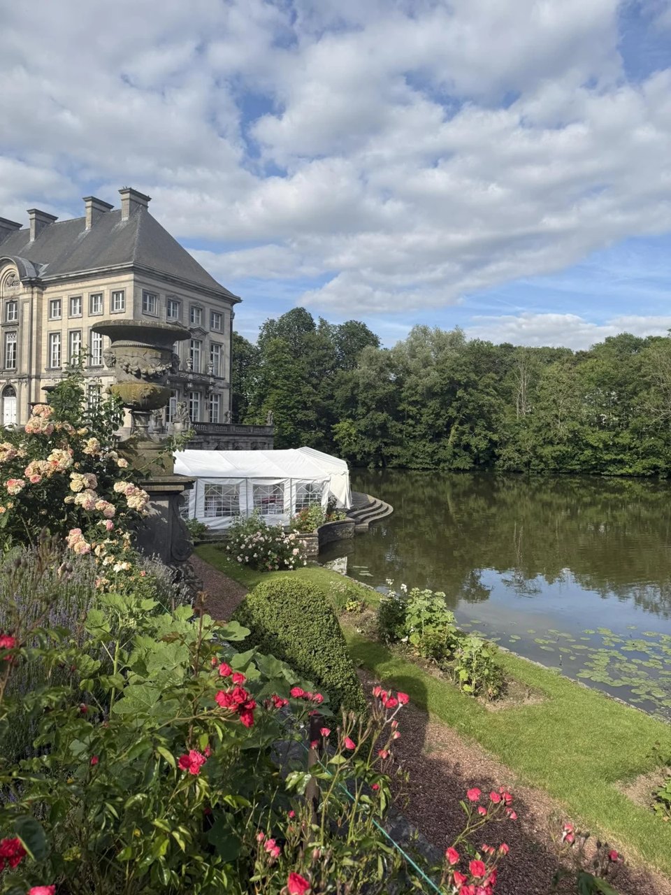 Tente de réception dans le jardin d’un château au bord de l’eau, photo publiée par Michelle Events